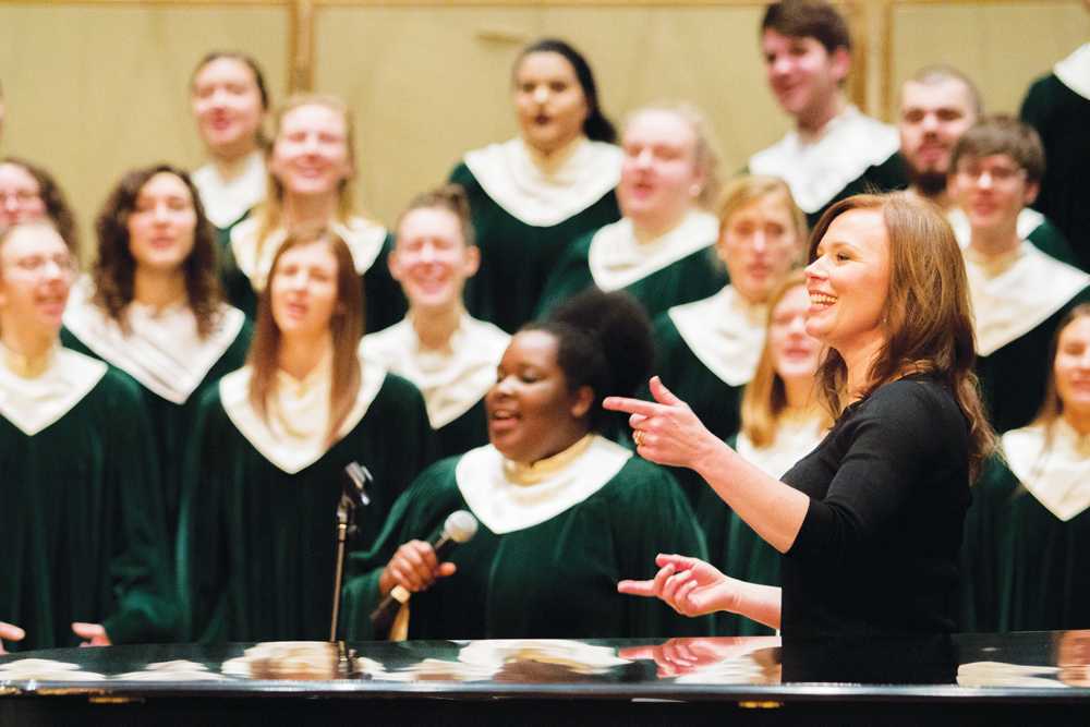 Jennaya Robison (‘96) conducts Cathedral Choir at Gospel Sunday Worship Service.