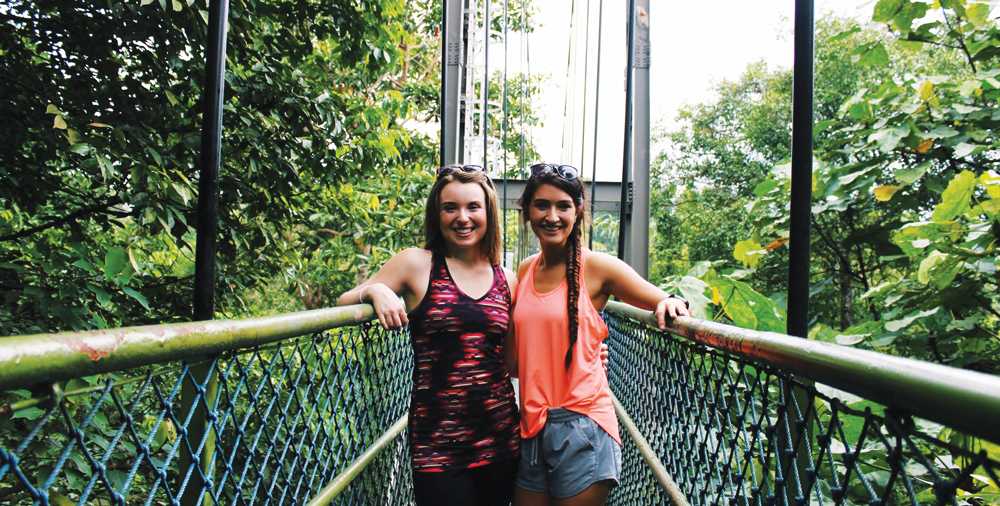 Jenna Lemieux (‘17) and Mollie Mickelson (‘17) in Singapore.