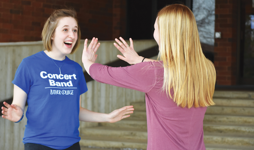 Salazar inicia la Medicina Alternativa club - Luther College Fichas 2 Alexis Olson (‘20) and Erin Haefner (‘20) practice alternative medicine techniques.