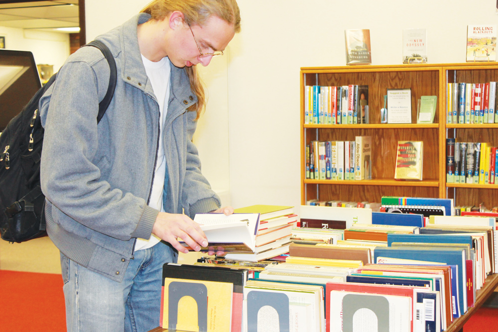 Jedidiah+Nixon+%28%E2%80%9817%29+flips+through+a+book+at+the+the+book+sale.