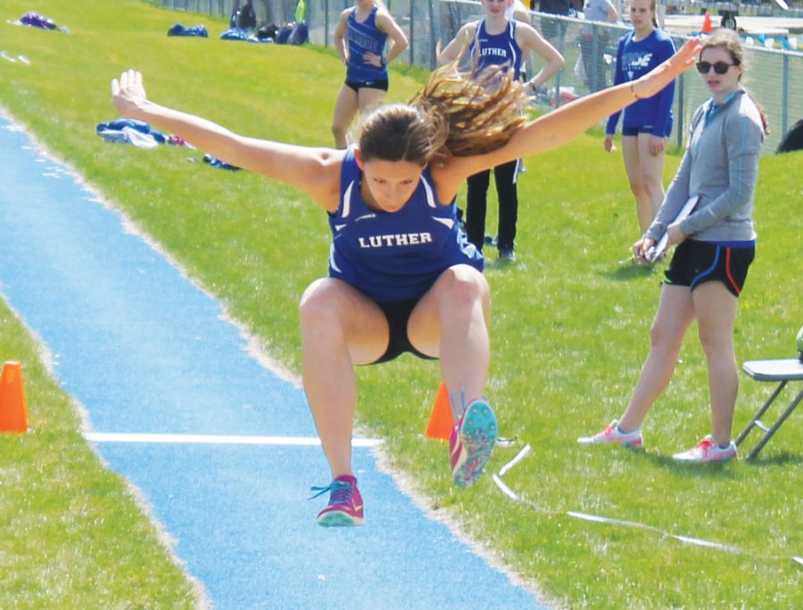 Sarah+Holtz+%28%E2%80%9820%29+triple+jumping.%09++++++++++++++++++++++++++++++++++++++++++++++++++++++++++++++++++++