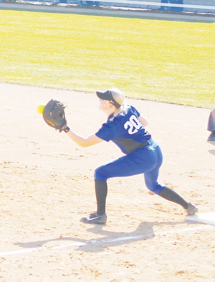 First+baseman+Natalie+Stockman+%28%E2%80%9818%29+gets+an+out.