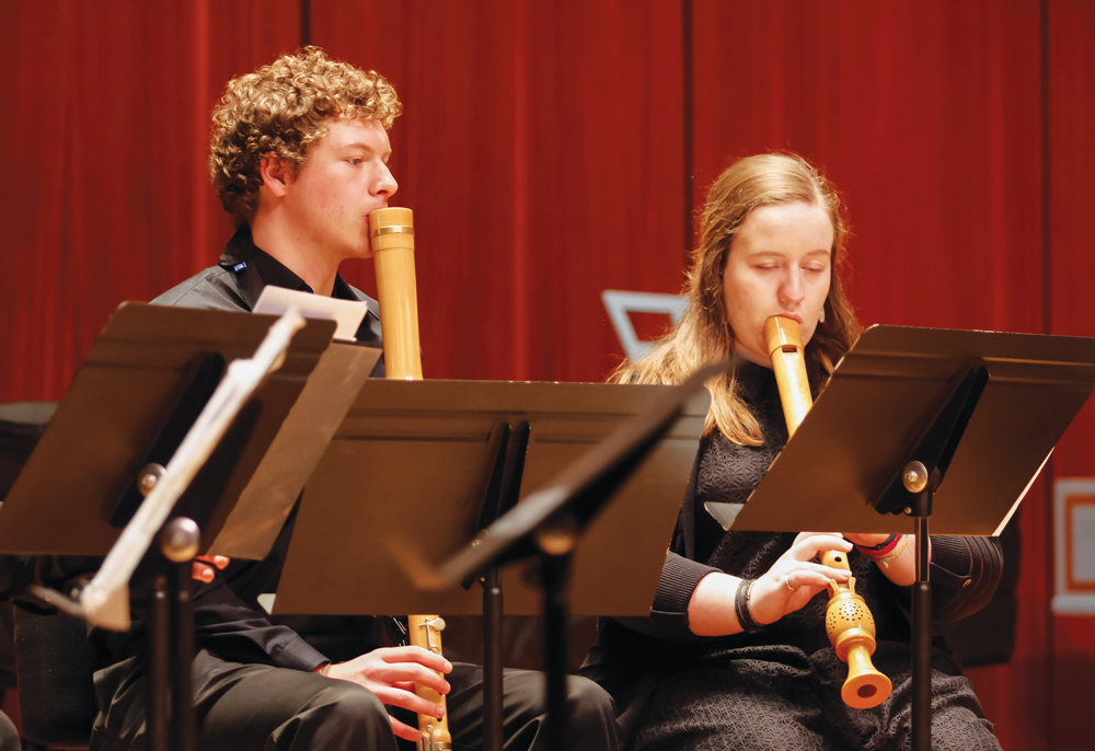 Forrest+Stewart+%28%E2%80%9819%29+and+Olivia+Benson+%28%E2%80%9818%29+play+the+recorder.