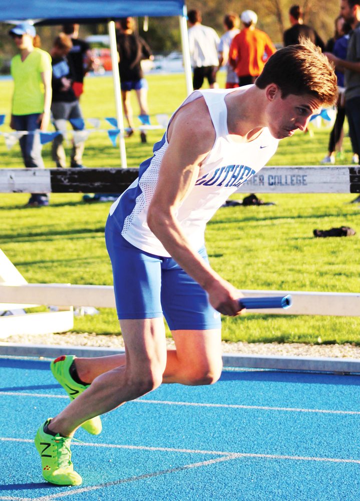 Mitch+Stenoien+%28%E2%80%9817%29+runs+a+relay+against+Wartburg.