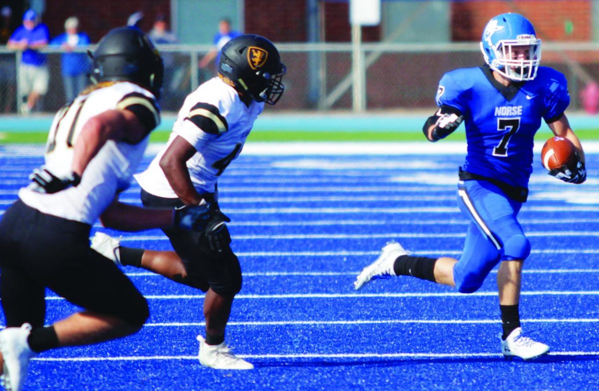 Nick+Slavens+%28%E2%80%9818%29+runs+ball+in+game+against+St.+Olaf+College