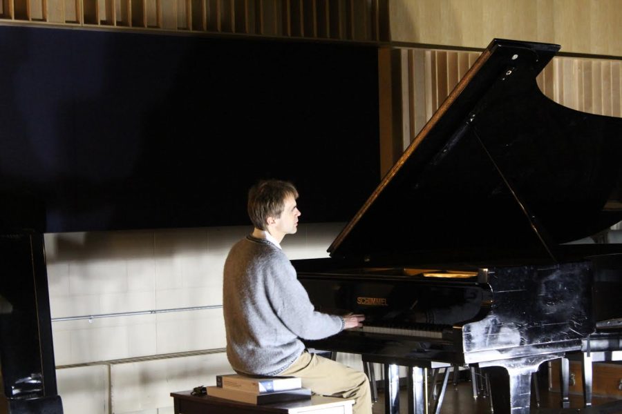 Guest+performer+JJ+Kaufmann+worked+together+with+Adjunct+Faculty+in+Music+Jon+Ailabouni+to+create+a+unique+recital+involving+elements+of+improvisation.