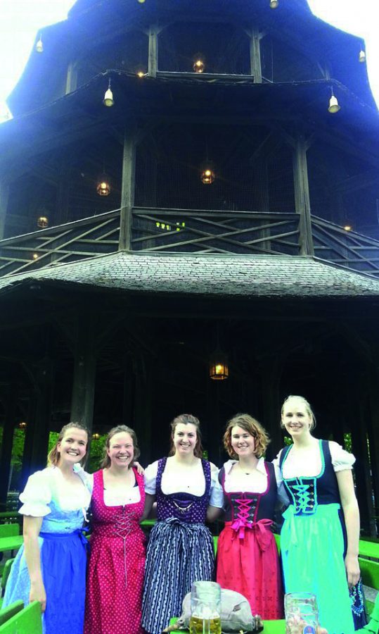 Greta+Schmitt+%28%E2%80%9817%29%2C+Julia+Curtis+%28%E2%80%9817%29%2C+Delaney+Schurer+%28%E2%80%9818%29%2C+Logan+Ardovino+%28%E2%80%9817%29%2C+Laura+Kalsow+%28%E2%80%9817%29+at+a+beer+garden+in+Munich%2C+Germany.