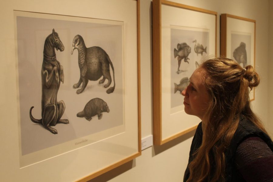 Hannah+Perendy+%28%E2%80%9820%29+admires+Beauvais+Lyons%E2%80%99s+artwork.