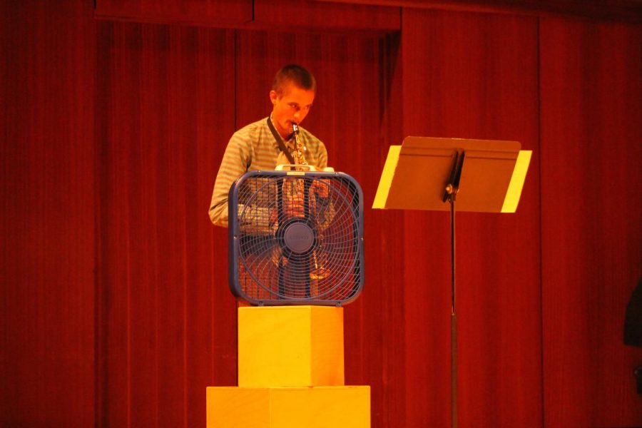 Hunter+Prueger+%28%E2%80%9818%29+plays+his+soprano+saxophone+into+a+box+fan+for+his+composition+recital.