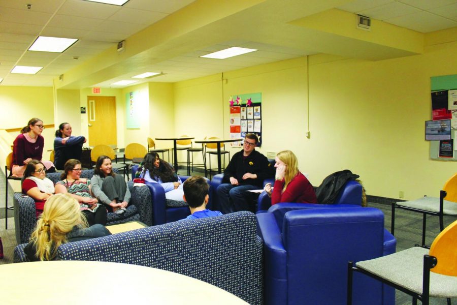 Students+listen+to+Tyler+Zeimet+%28%E2%80%9820%29+and+Mimi+Finger+%28%E2%80%9819%29+as+they+lead+the+workshop.