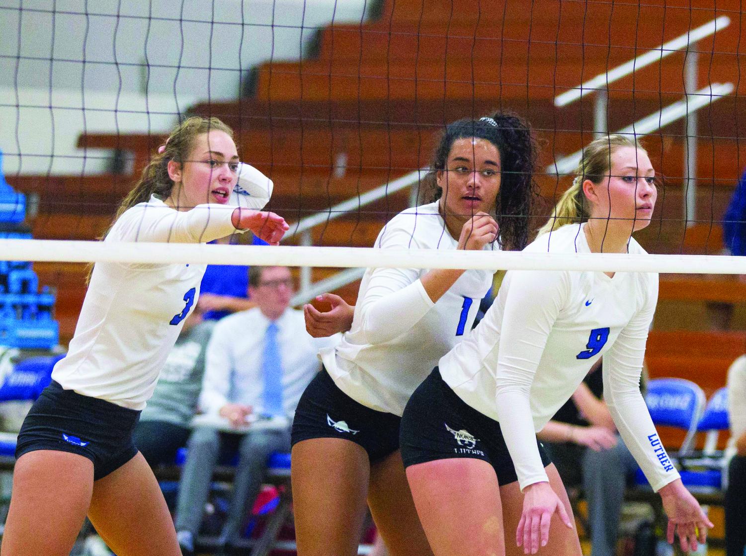 Anna Larson (‘19), Morgan Towne (‘20), and Sam Schroeder (‘21) prepare for the serve.