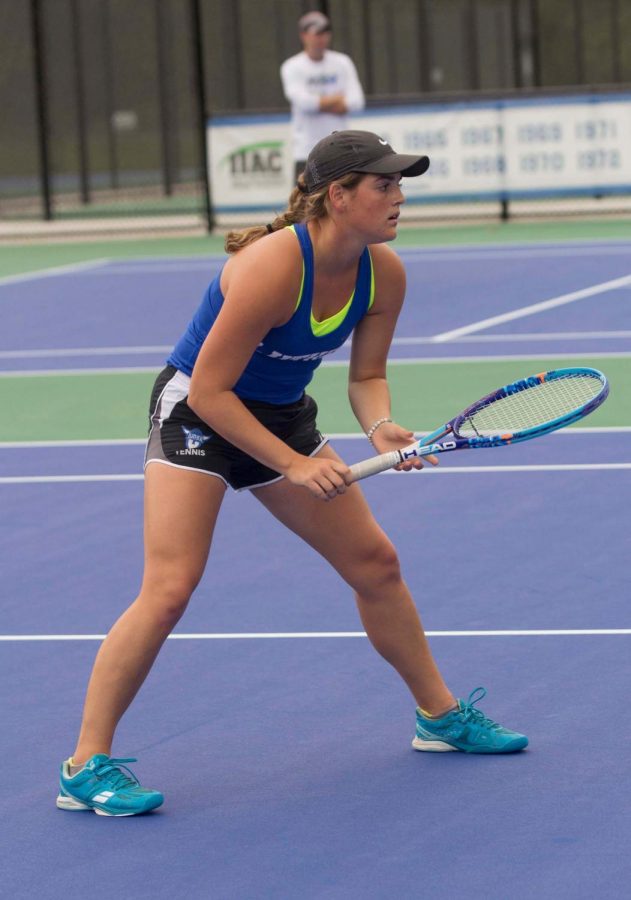 Alli+Harter+%28%E2%80%9821%29+prepares+for+the+serve.