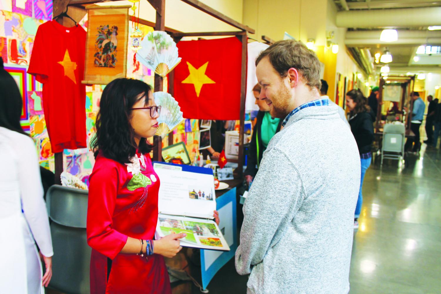 Minh Anh Nguyen (‘20) shares information about Vietnam with Geoffrey Dyck (‘18) at the Ethnic Arts Festival.