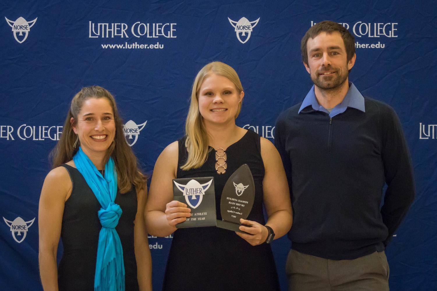 Anna Strien (‘18) won 2017 Female Athlete of the year at the 2018 Norse Awards. Steve Pasche and Yarrow Pasche presented the award.