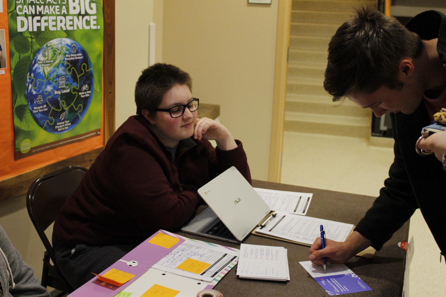 Conner Kujak (‘21) responds to a survey as Susie Wold (‘20) tables for voter registration.