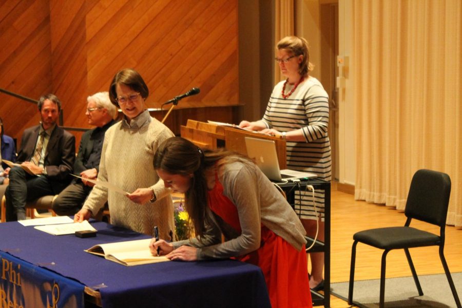 Devin+Hedlund+%28%2718%29+signs+her+induction+into+Phi+Beta+Kappa.+