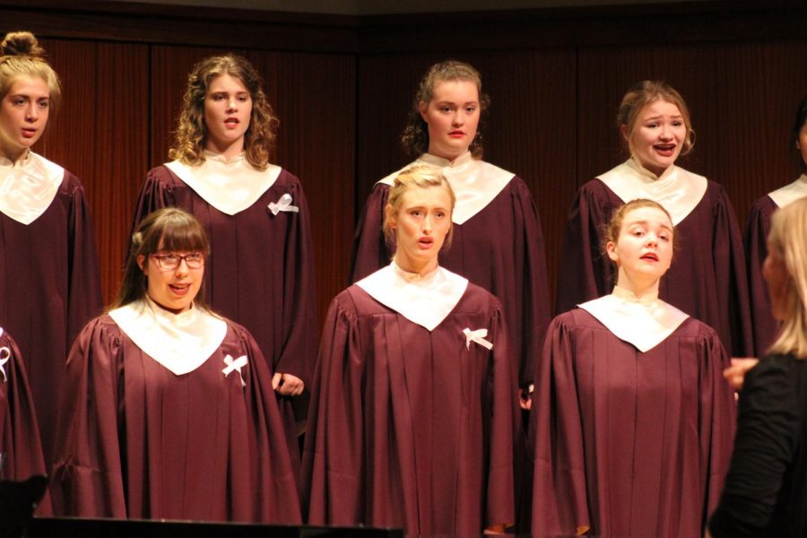 Top%3A+Logan+Ardovino+%28%E2%80%9818%29+and+Emily+Riley+%28%E2%80%9820%29+%0ABottom%3A+Jackie+Simays+%28%E2%80%9818%29+and+Annie+Holtz+%28%E2%80%9818%29+sing+in+%0ACantorei%E2%80%99s+spring+concert.