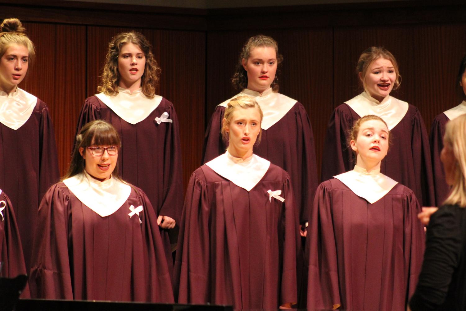 Top: Logan Ardovino (‘18) and Emily Riley (‘20)
Bottom: Jackie Simays (‘18) and Annie Holtz (‘18) sing in
Cantorei’s spring concert.