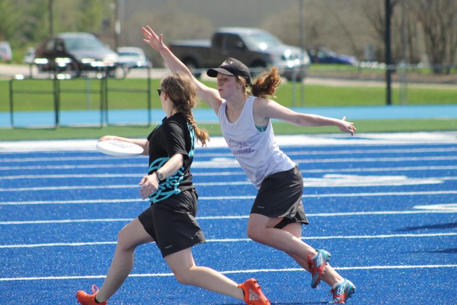 Cora+Egherman+%28%E2%80%9819%29+attemps+to+throw+a+frisbee+as+Alexis+Hove+%28%E2%80%9818%29+defends.