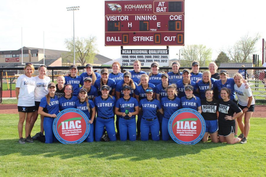 Luther+softball+team+poses+after+their+win.