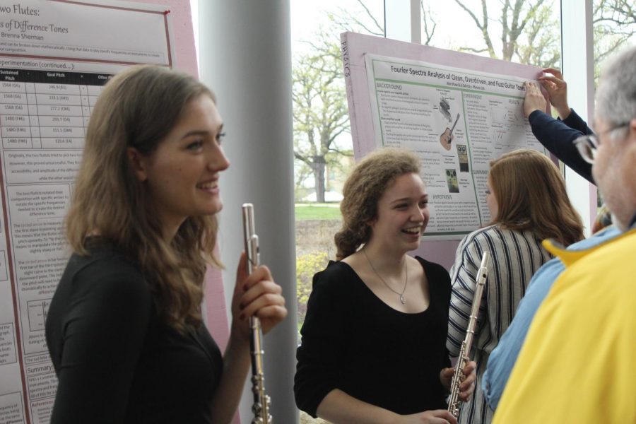 Brenna+Sherman+%28%2719%29+and+Rachel+Schwabenbauer+%28%2719%29+discuss+their+poster.+
