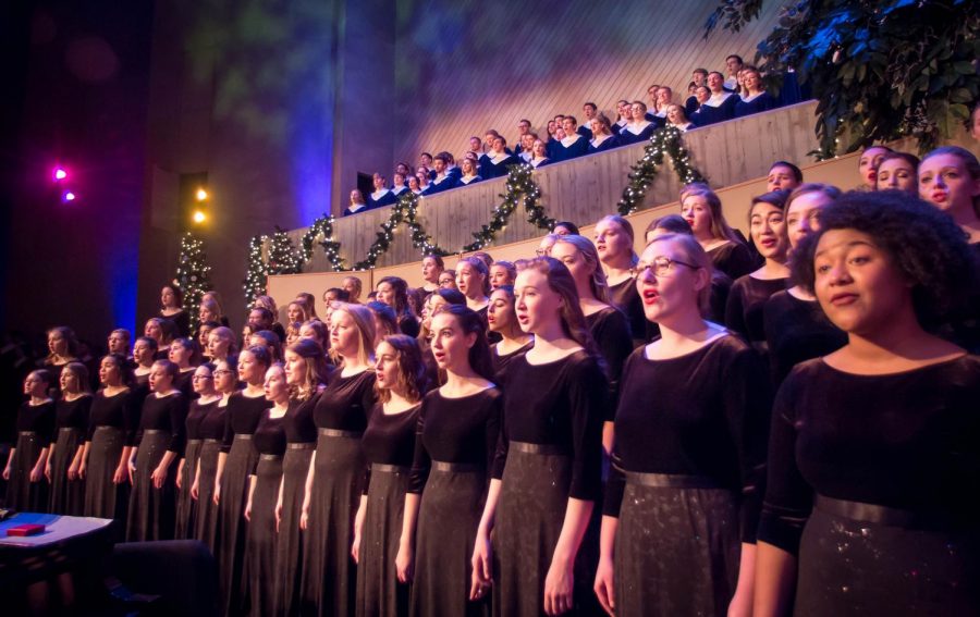 Aurora+members+perform+in+Christmas+at+Luther+2017+in+their+previous+uniform+of+black+dresses.