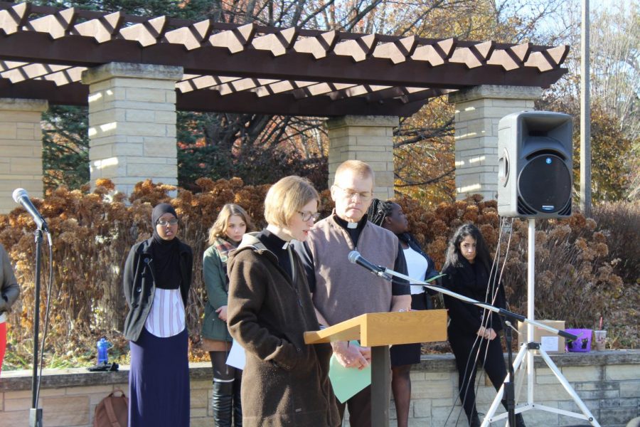 College+Pastors+Mike+Blair+and+Anne+Edison-Albright+spoke+at+the++vigil+organized+by+College+Ministries+and+Interfaith+in+Action+on+Thursday%2C+Nov.+1.
