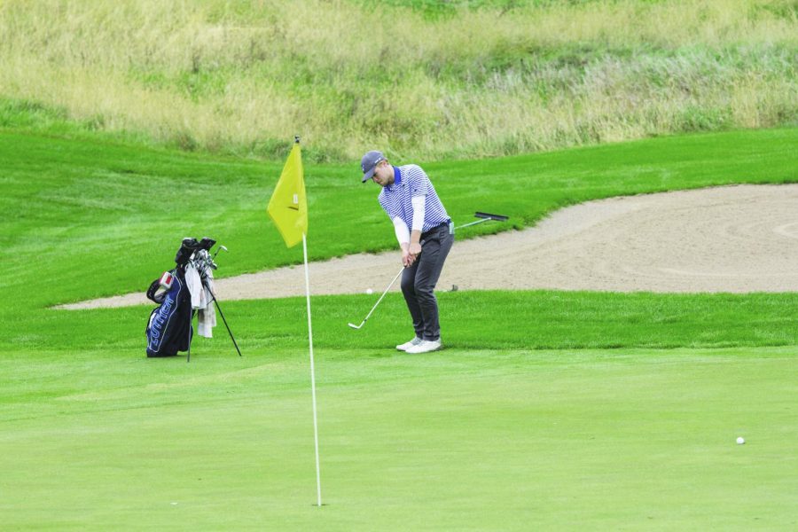 Ben Phipps (‘22) putts at the Viterbo University Ronnie Eastman Invitational on Oct. 1-2, 2018.