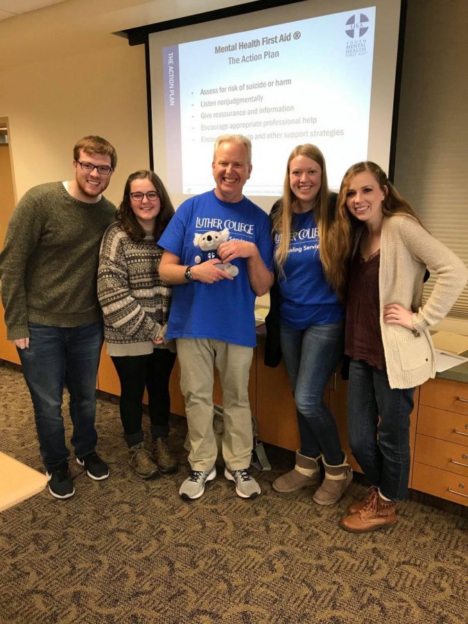 Tyler+Zeimet+%28%E2%80%9819%29%2C++Neve+Heimer-Lang+%28%E2%80%9819%29%2C+Stu+Johnston%2C+Mimi+Finger+%28%E2%80%9819%29+and+Maren+Phalen+%28%E2%80%9819%29+support+students+with+their+work+in+counseling+services.+
