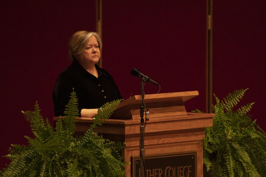 Judy Shepard reads her victim impact statement from court to the audience.