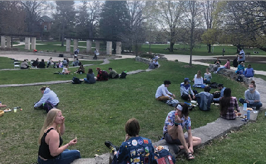 Luther students share a meal outside.