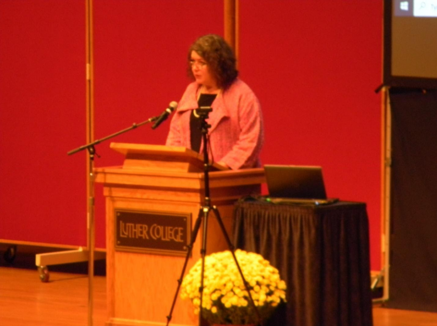 Dr. Amy Weldon delivering her introductory remarks for Farwell Distinguished Lecturer Geraldine Brooks