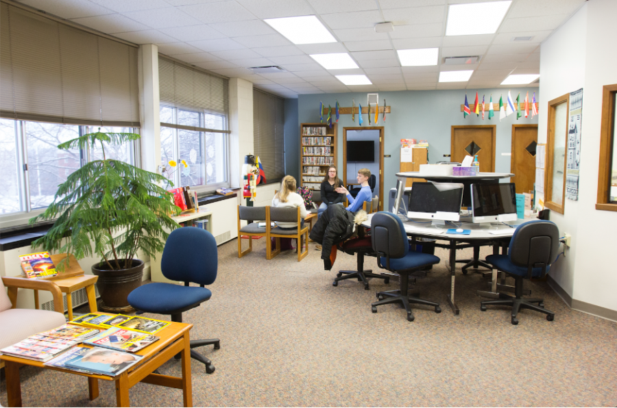 Students utilizing study spaces in the LLC. (Courtesy of Luther photoshelter)