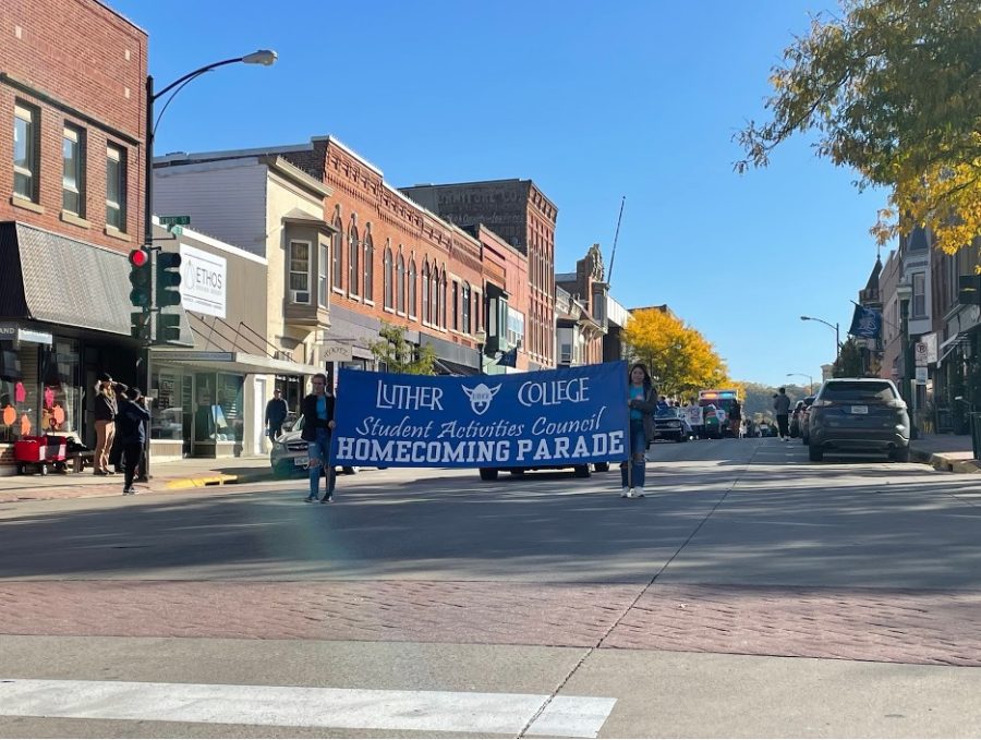 SAC+Homecoming+co-chairs+Michelle+Armenta+%28%E2%80%9823%29+and+Anna+Rem+%28%E2%80%9823%29+carrying+the+Parade+banner.+Photo+Courtesy+of+Emilee+Burcham-Scofield.