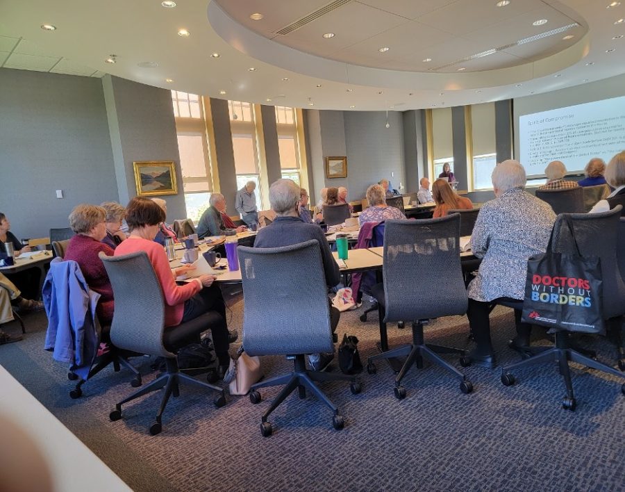 Lifelong Learner Seminars class discussion on The 1619 Project. Photo by Lydia Marti (‘26).