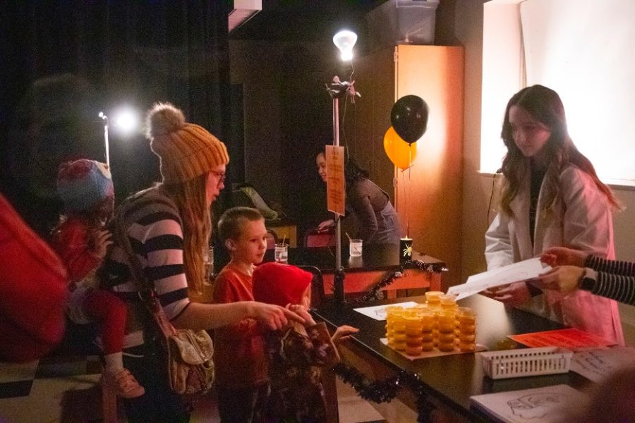 Decorah community members interact with demonstrations in the Haunted Lab held by Luther students on October 28. Photo courtesy of Bao Nguyen (‘26)