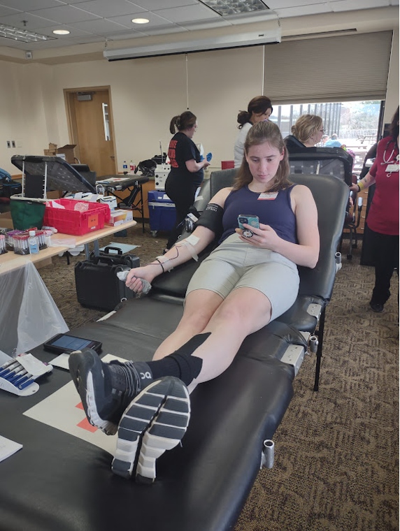 Lauren Schroeder (‘23) donates blood during the APO blood drive on April 11. Photo by Peter Heryla (‘24)