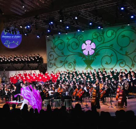 For the shows finale, the combined choirs perform “Angels
We Have Heard On High” with the symphony orchestra. Photo courtesy of Luther College Photo Bureau.