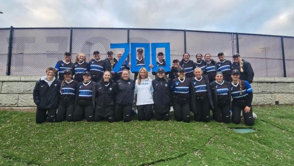 Head Men’s and Women’s Tennis Coach Adam Strand (‘04) and Head Softball Coach/Director of Intercollegiate Athletics Renae Hartl with their teams after their respective
600th and 700th career wins. Photos courtesy of the Luther College Athletic Department.