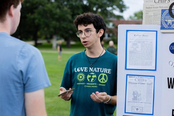 Editor-In-Chief William Scott ('27) speaking to a student at the Fall 2025 Activities Fair, Photo courtesy of Luther College