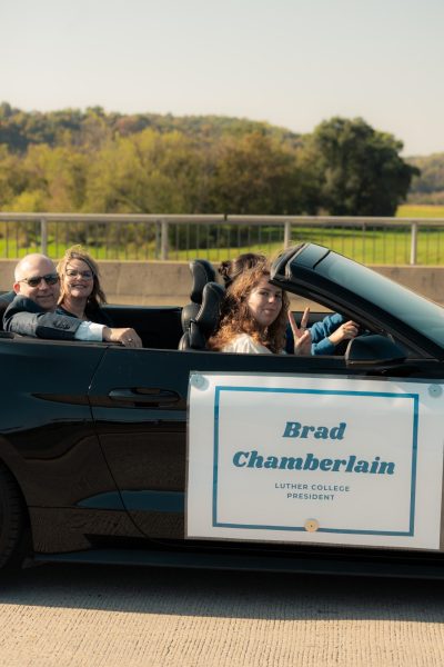 Newly inaugurated President Brad Chamberlain and his wife Julie Chamberlain ('96) riding in a car driven by SAC Executive Board members in the 2025 Homecoming Parade