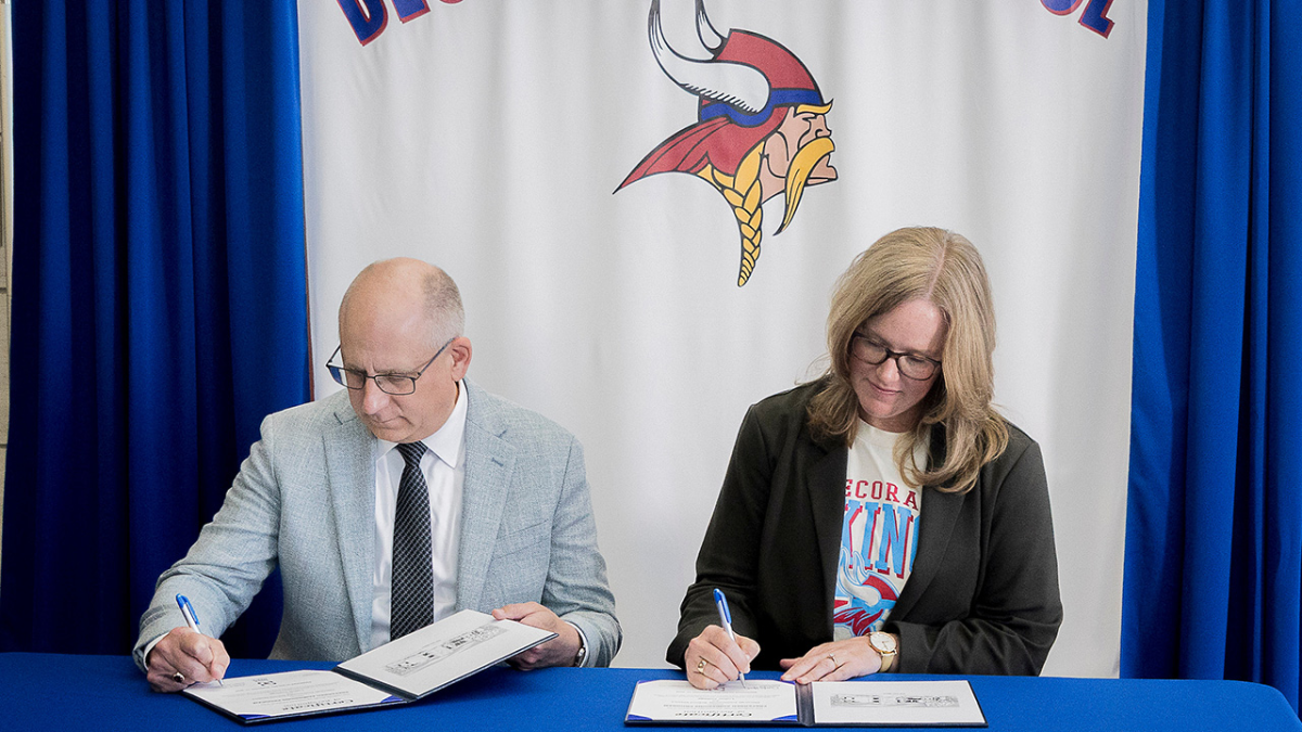 Luther College President Brad Chamberlain (left) and Decorah Community School District Board of Education President Cindy Goodner sign a Preferred Admission Partnership on Wednesday, Sept. 17 at Decorah High School.

Photo Courtesy of Luther College